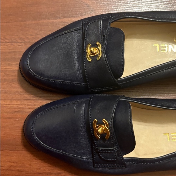 Elegant navy Chanel Leather Loafers - Picture 4 of 5